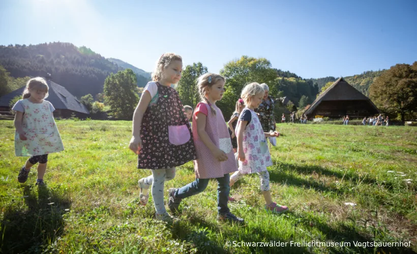 Niños paseando por el Gutach museo al aire libre Vogtsbauernhof