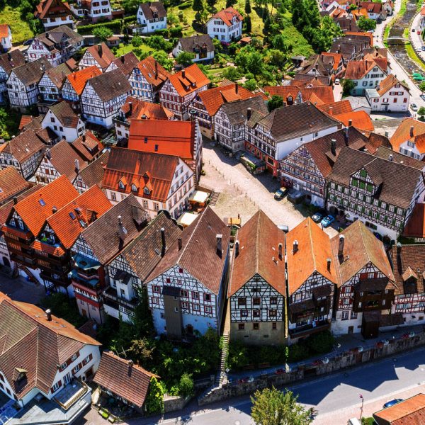 vista aérea de Schiltach en la Selva Negra Alemania con casas de entramado de madera