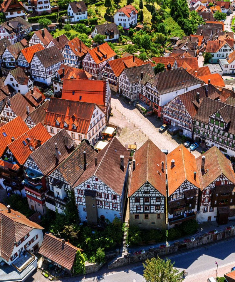 vista aérea de Schiltach en la Selva Negra Alemania con casas de entramado de madera