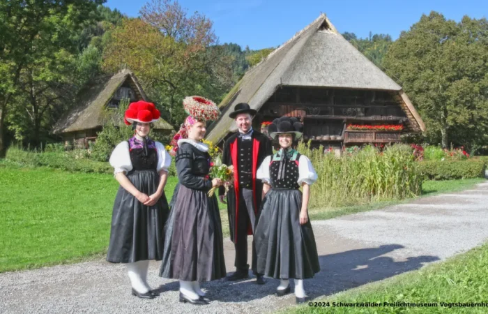 alemania la selva negra - selva negra - alemania selva negra - alemania en la selva negra - traje tipico de la selva negra frente al museo al aire libre vogtsbauernhof - traje tipico selva negra - traje tipico selva negra kinzigtal - museo al aire libre vogtsbauernhof - visita guiada en el museo al aire libre vogtsbauernhof