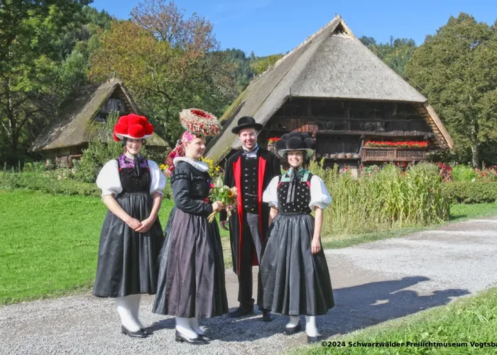 alemania la selva negra - selva negra - alemania selva negra - alemania en la selva negra - traje tipico de la selva negra frente al museo al aire libre vogtsbauernhof - traje tipico selva negra - traje tipico selva negra kinzigtal - museo al aire libre vogtsbauernhof - visita guiada en el museo al aire libre vogtsbauernhof