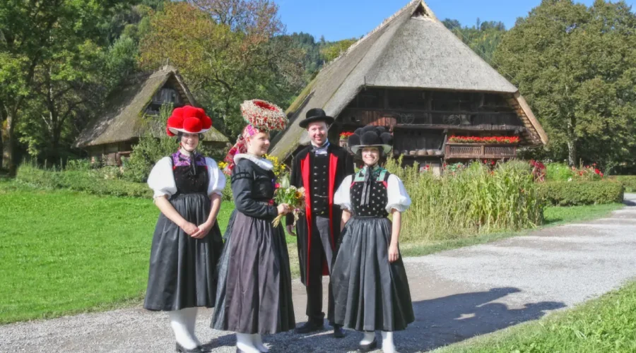 alemania la selva negra - selva negra - alemania selva negra - alemania en la selva negra - traje tipico de la selva negra frente al museo al aire libre vogtsbauernhof - traje tipico selva negra - traje tipico selva negra kinzigtal - museo al aire libre vogtsbauernhof - visita guiada en el museo al aire libre vogtsbauernhof
