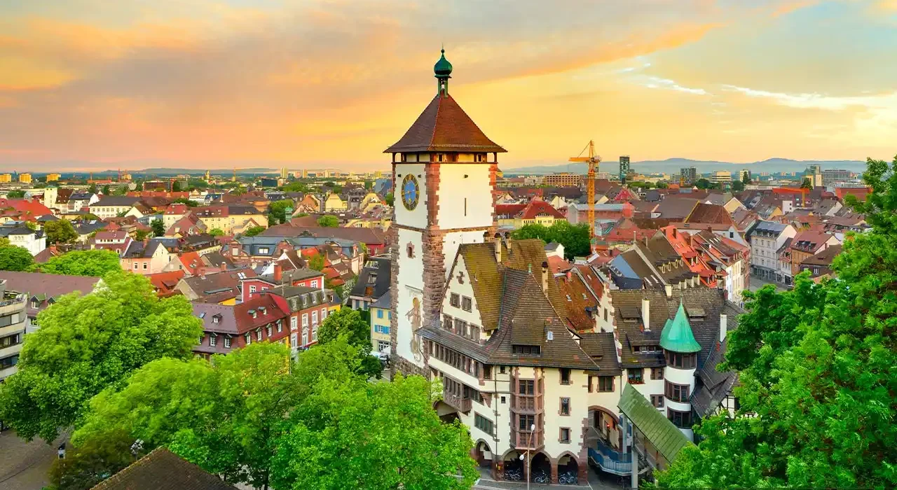 vista de Friburgo de Brisgovia (Freiburg im Breisgau) en la Selva Negra Alemania con torre histórica y casco antiguo