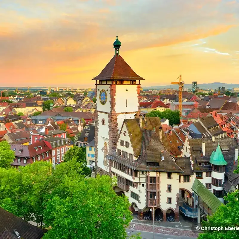 vista de Friburgo de Brisgovia (Freiburg im Breisgau) en la Selva Negra Alemania con torre histórica y casco antiguo