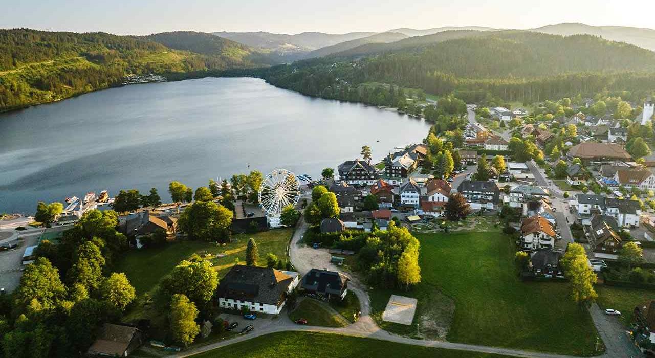 lago Titisee en la Selva Negra Alemania con pueblo y paisaje natural