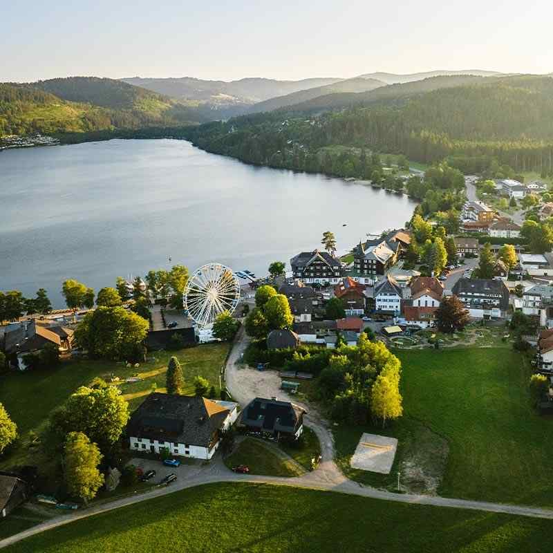 lago Titisee en la Selva Negra Alemania con pueblo y paisaje natural