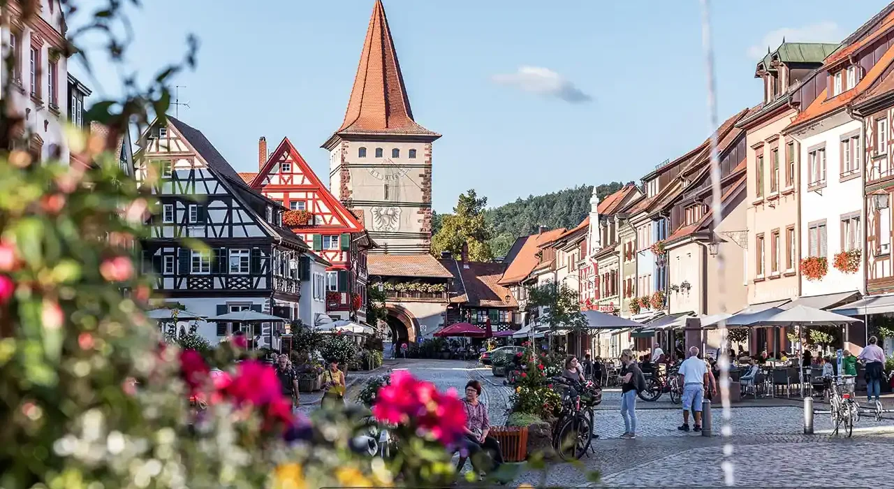 calle del pueblo de Gengenbach en la Selva Negra Alemania con casas tradicionales y torre medieval