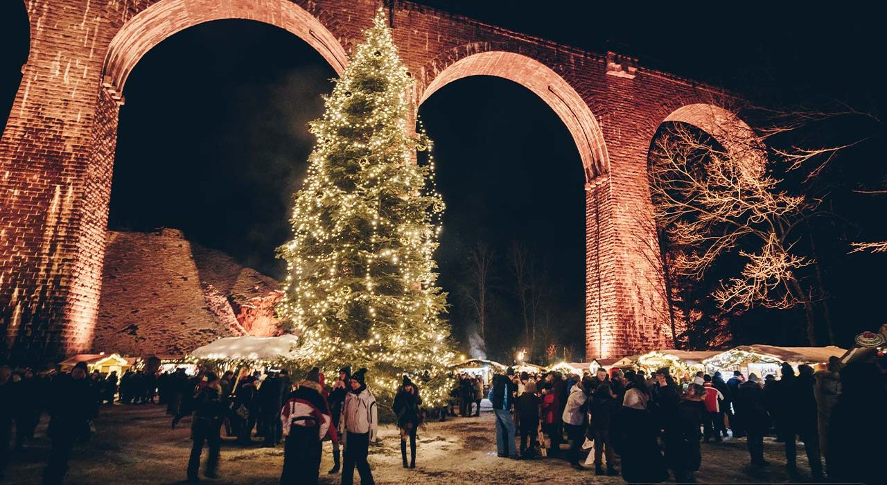 mercadillo de navidad en Ravennaschlucht Selva Negra Alemania bajo el viaducto iluminado con ambiente navideño