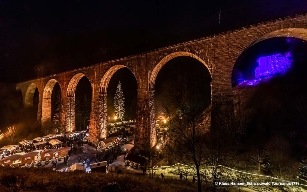 Mercadillo de Navidad de Ravennaschlucht bajo el viaducto iluminado en la Selva Negra, Alemania