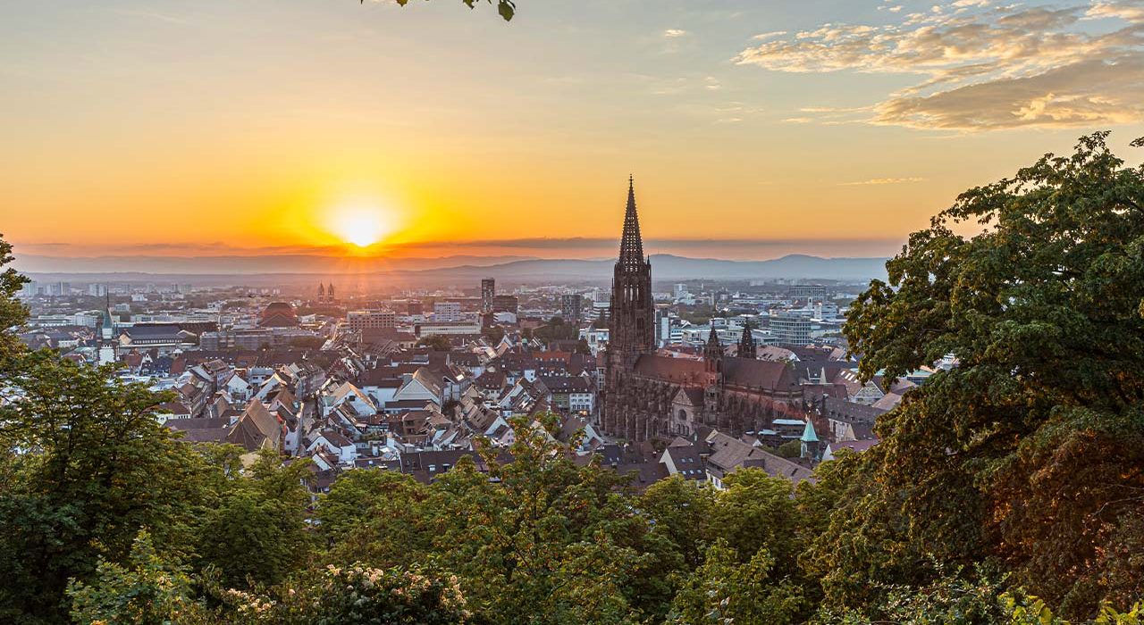 vista de Friburgo de Brisgovia desde Schlossberg en la Selva Negra durante ruta de senderismo con miradores